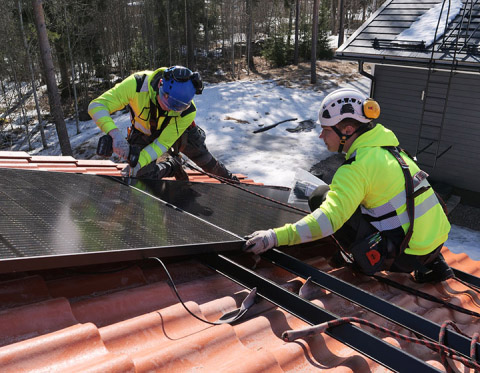 Asentajamme Anton ja Riku asentamassa katolle aurinkopaneeleita