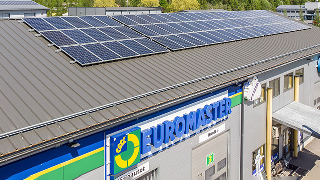 Mäntsälän Euromasterin katolla olevat aurinkopaneelit