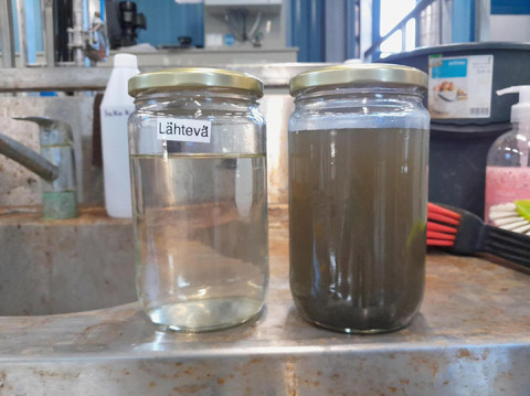 Kuvassa ero jätevedestä ja puhdistetusta jätevedestä. Jätevesi on tummanruskea ja puhdistettu on käytönnössä kirkaan väristä