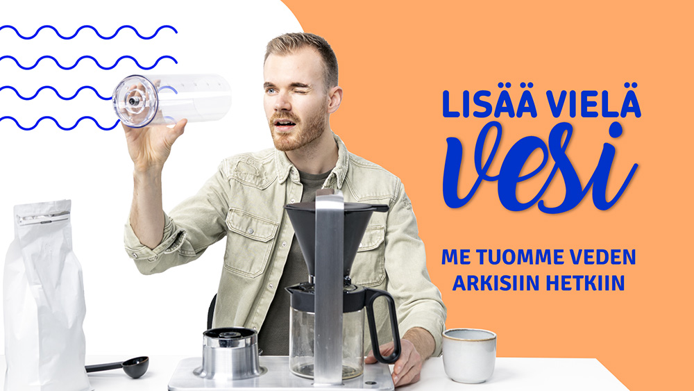 Lisää vielä vesi -kampanjakuva, jossa mies yrittää keittää kahvia ilman vettä. Mies katsoo kahvinkeittimen vesisäiliöön.