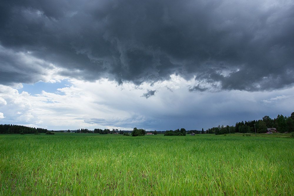 ukkospuuskia ja myrskypilviä saapumassa pellon päälle.