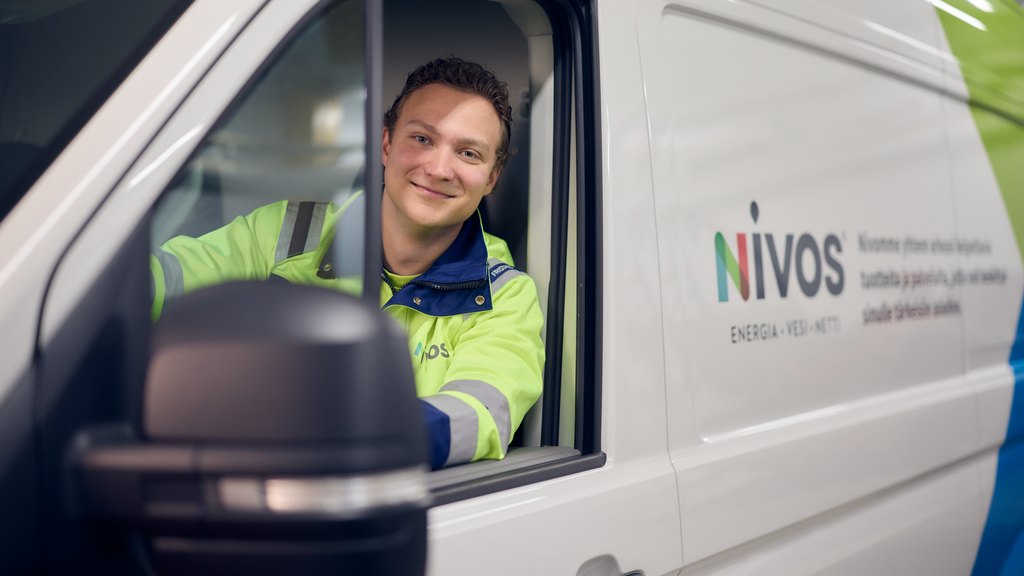 Kuvassa on asentajamme Nivos-pakettiautossa.