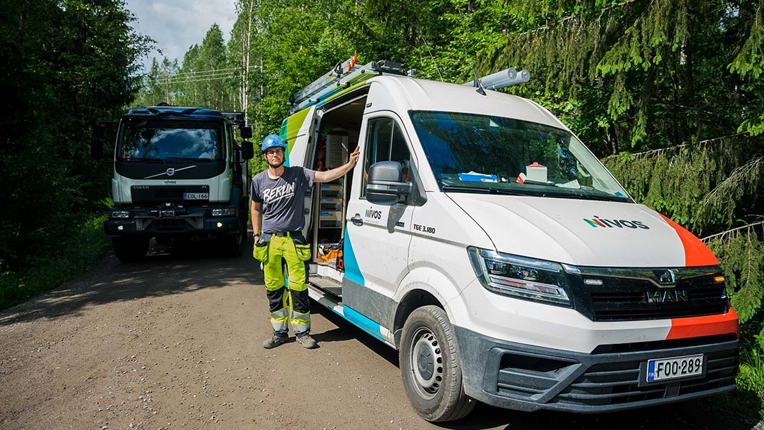 Kuvassa autoon nojaten poseeraa Nivoksen työntekijä Ville Vienonen.
