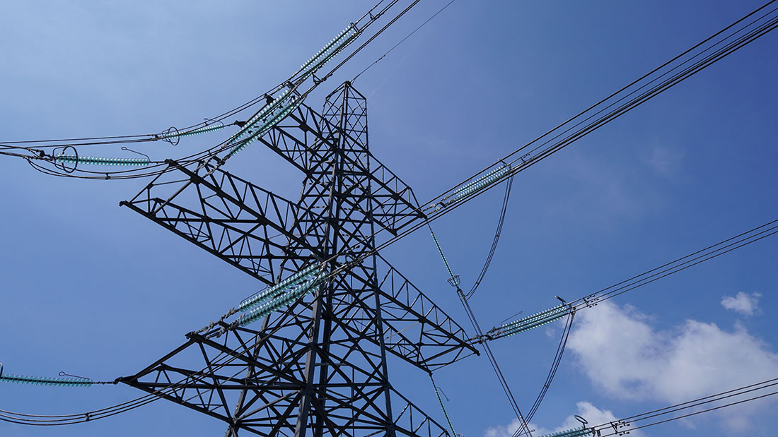 Kuvassa on 400 kilovoltin kulmapylväs.