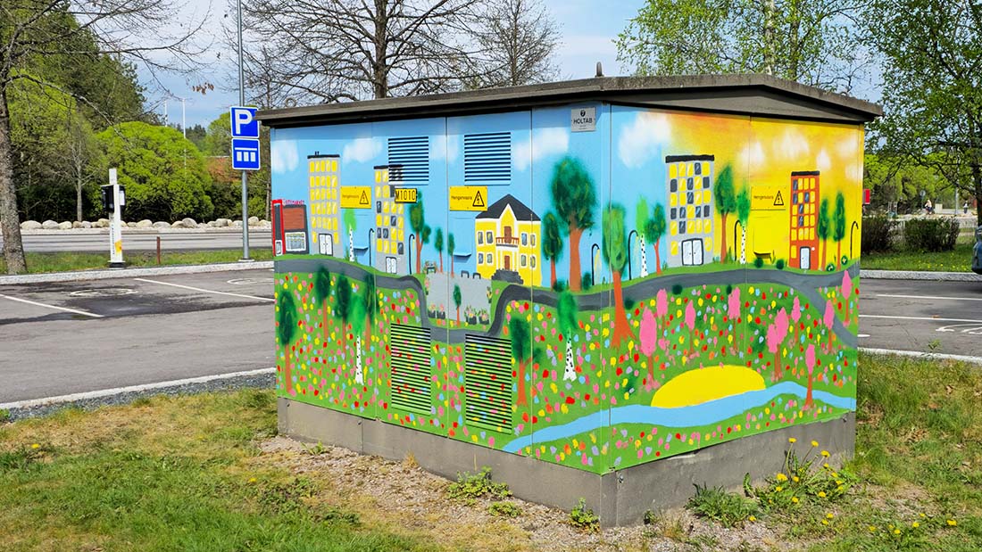 Kuvassa on Mäntsälän kunnantalon parkkipaikan viereinen muuntamo. Muuntamoon on maalattu Mäntsälän tunnettuja rakennuksia ja paikkoja.