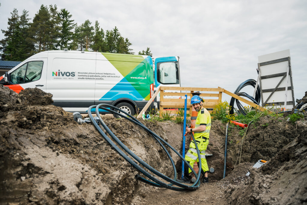 Vesihuollon sähkötöitä tekevä sähköasennusmestarimme Miska Salonen työn touhussa. 